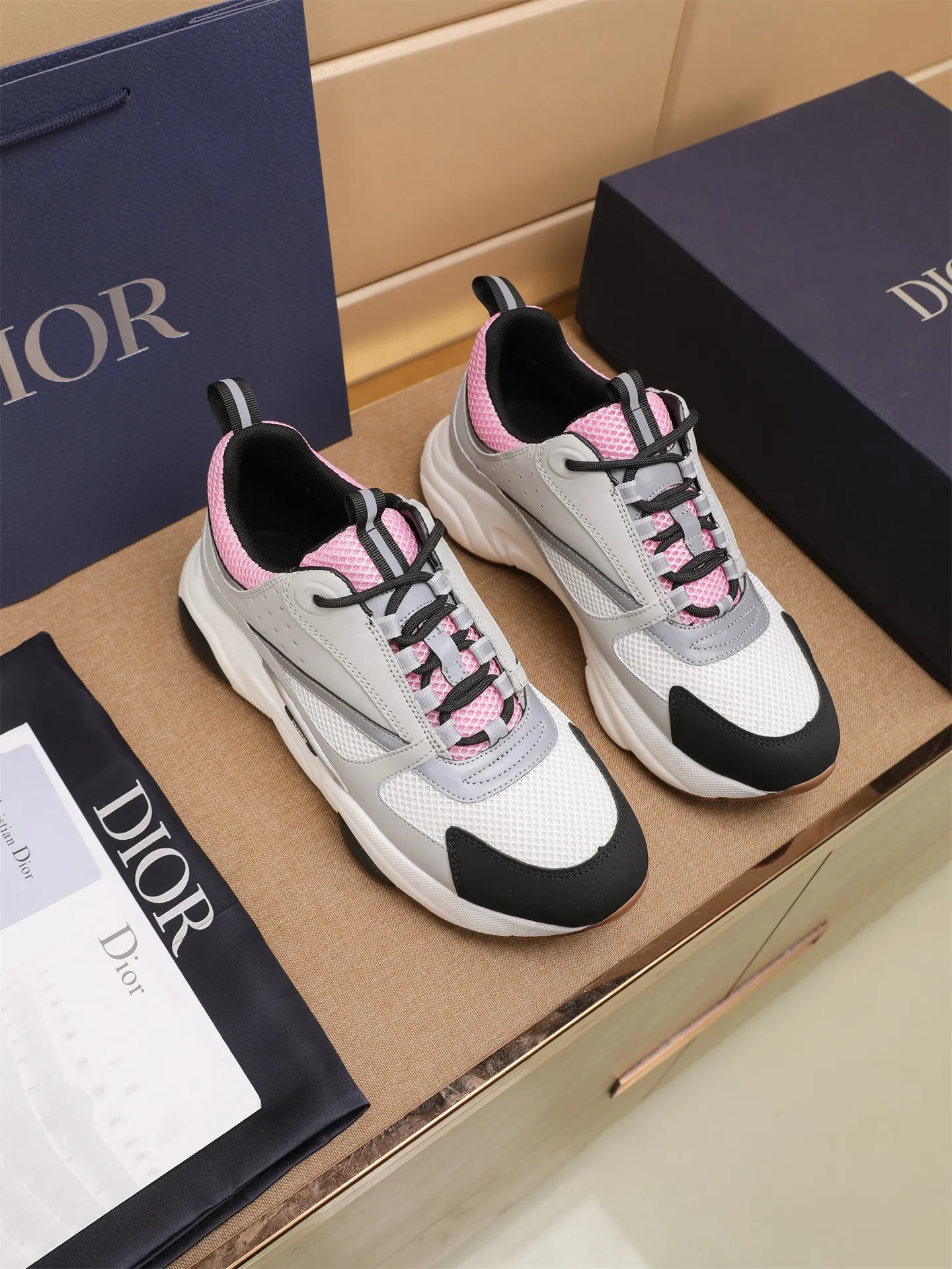 Factory price: 460💰Dior’s top version of D’s b22 men’s sports shoes. Inspired by retro running styles, the chunky low-top silhouette features gray calf leather and blue and white mesh fabric uppers, atop a black, white and blue engraved rubber sole. Nylon ribbon accents the blue mesh tongue and heel counter, and a "dio~" logo appears on the side. Pair it with a suit for a striking contrast and add a sportswear-chic edge to your look. The thick sole can be about 4cm~ Size: 38-45, [46, 47 customized]